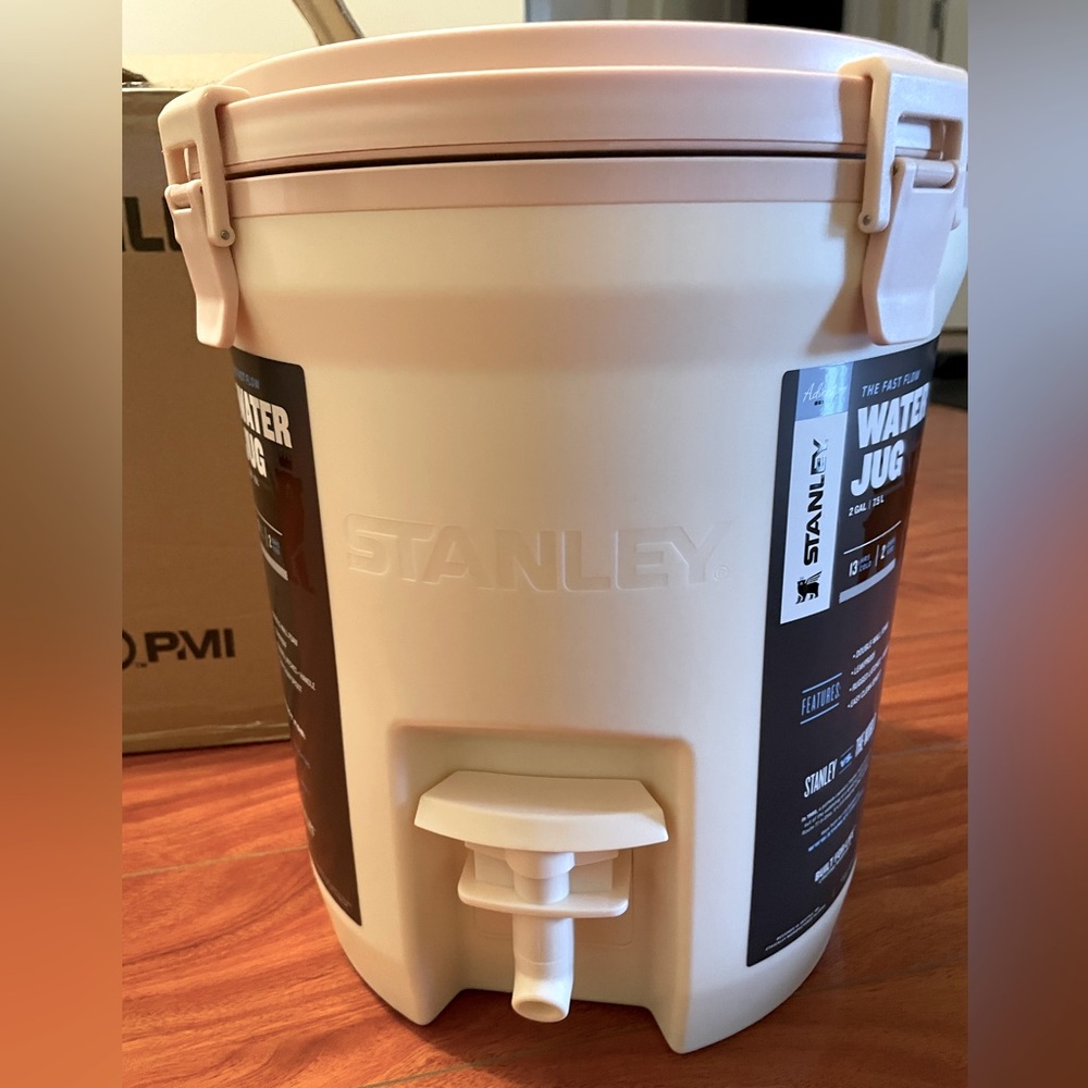 BRAND NEW STANLEY Adventure Fast Flow Water Jug-2 Gallon